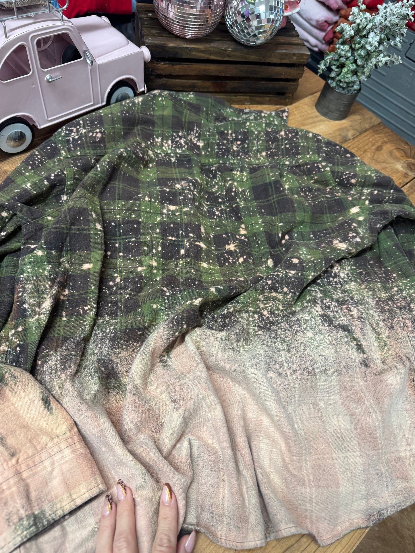 Size large green and dark navy bleached flannel