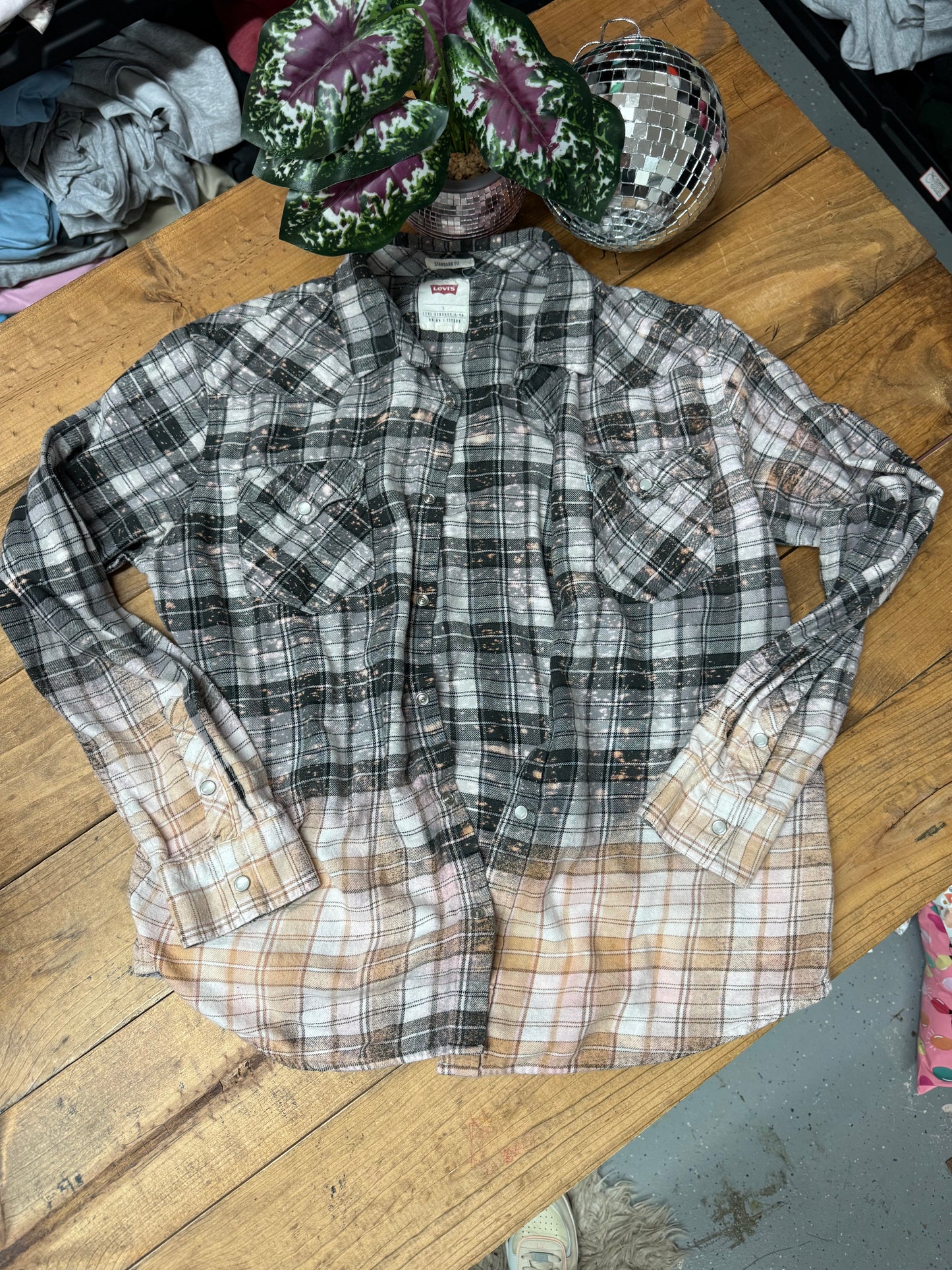 Levis Large gray bleached flannel
