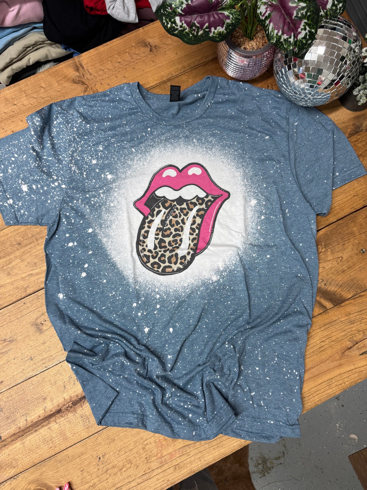 Size large indigo traditional leopard tongue tee