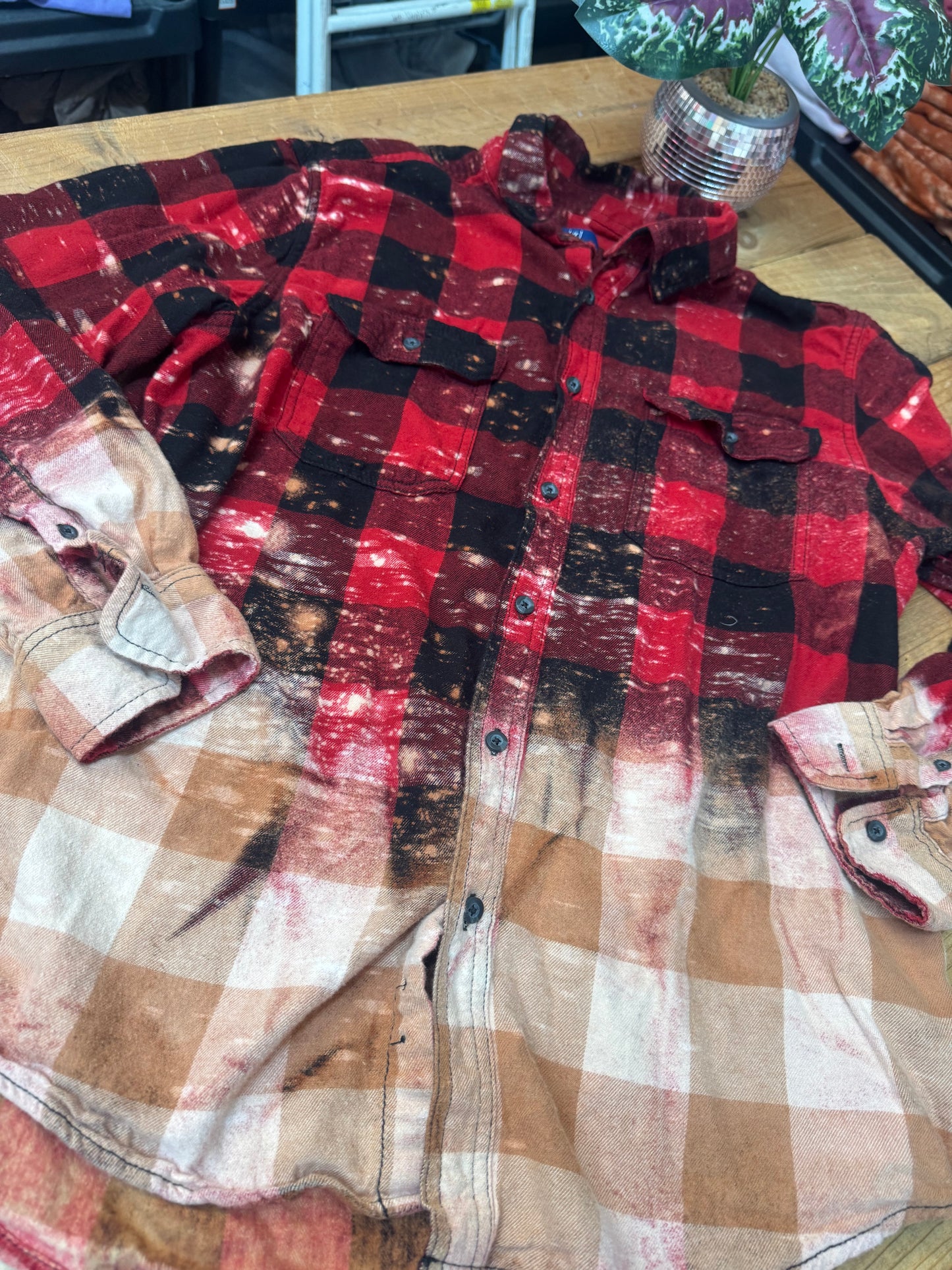 Size Large black and red checker flannel