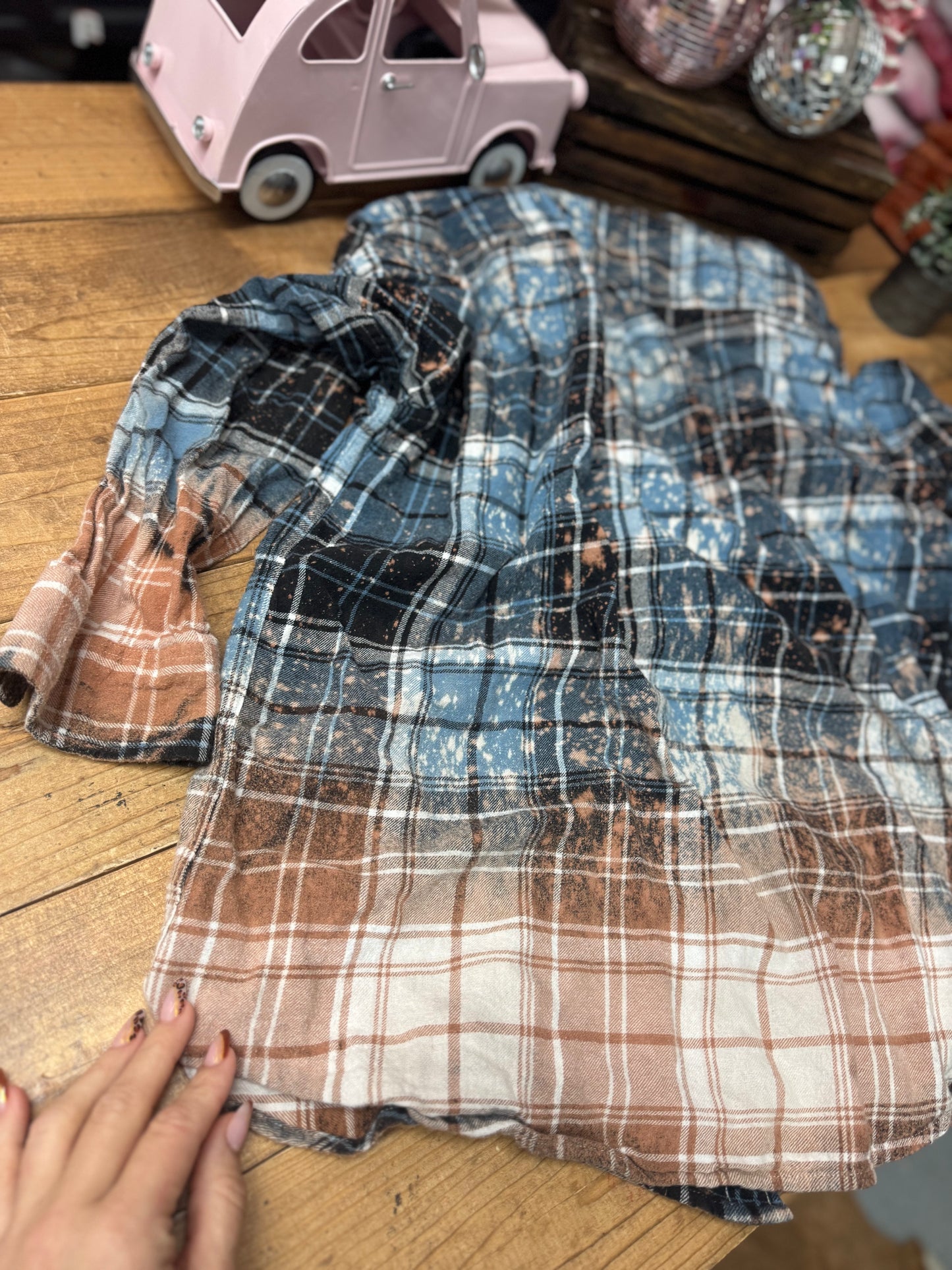 Size XL Royal and navy bleached flannel