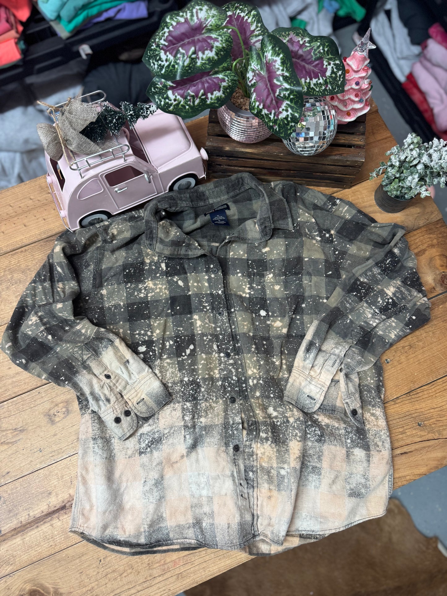 Size XL green and gray bleached flannel