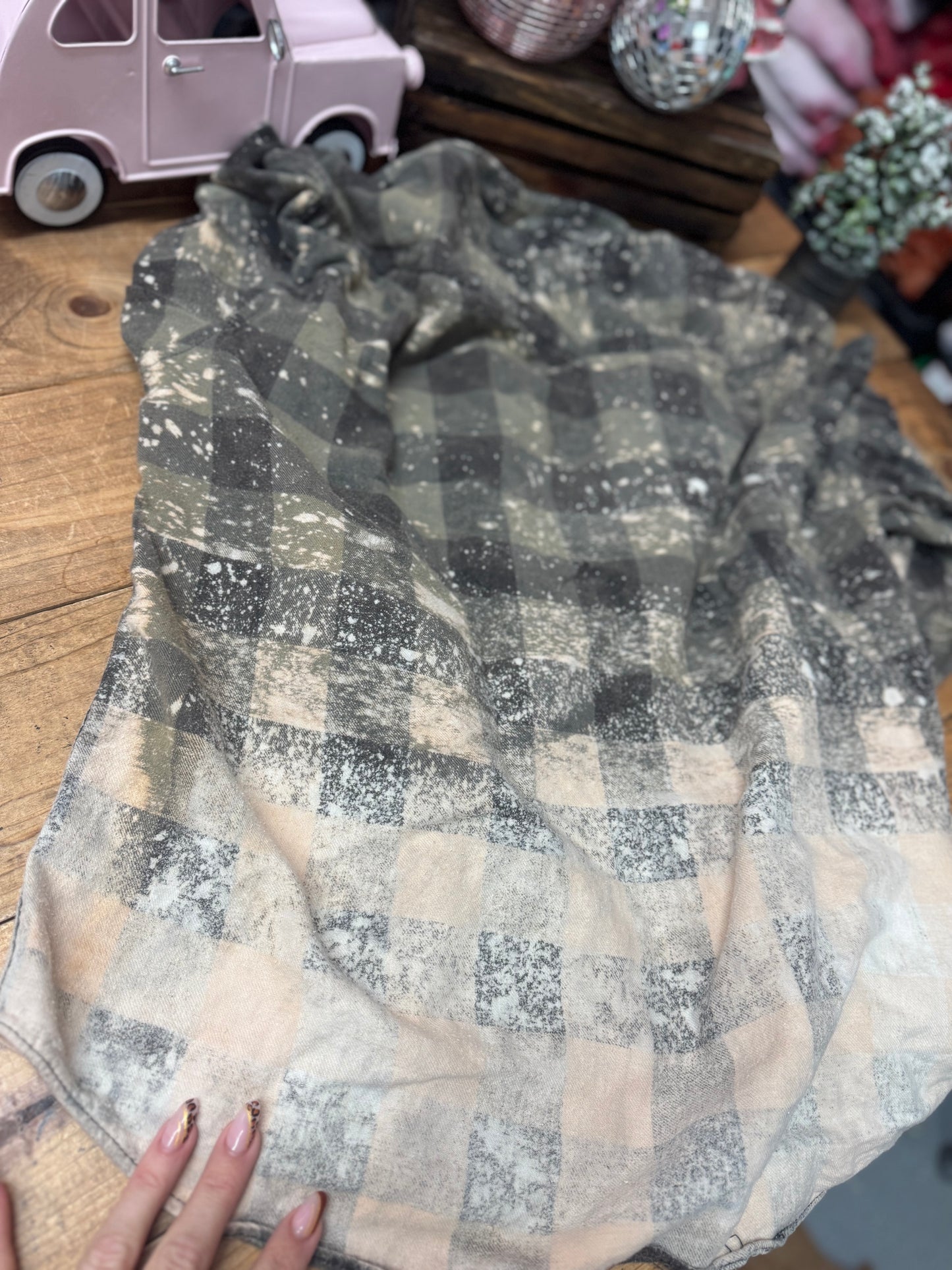 Size XL green and gray bleached flannel
