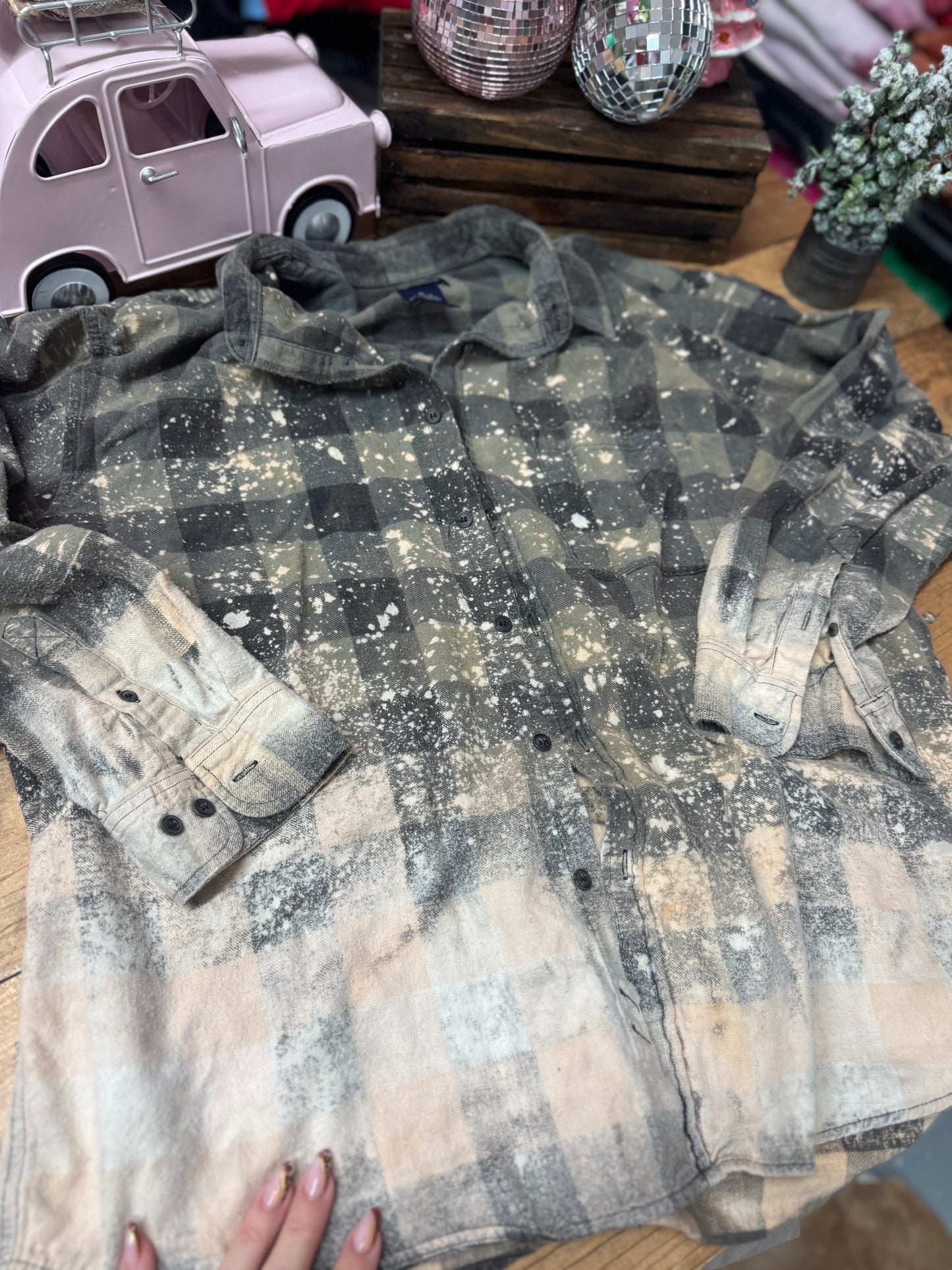 Size XL green and gray bleached flannel