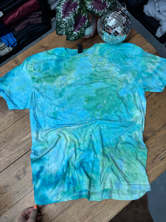 Size XL pastel blue and green dyed tee